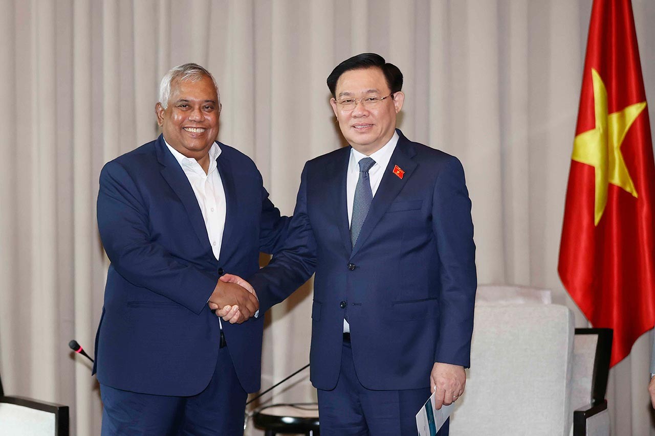 Chủ tịch Quốc hội Vương Đình Huệ tiếp lãnh đạo các tập đoàn lớn của Bangladesh Chủ tịch Quốc hội Vương Đình Huệ tiếp lãnh đạo các tập đoàn lớn của Bangladesh