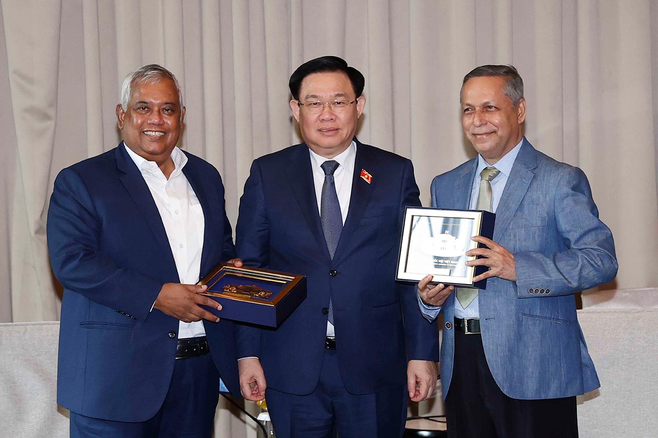 Chủ tịch Quốc hội Vương Đình Huệ tặng quà lưu niệm lãnh đạo cấp cao Tập đoàn Doreen Firoze Asad (bên trái), lãnh đạo điều hành Tập đoàn Monem, ông A. Gafur Abdul Monem (bên phải). (Nguồn: TTXVN) Chủ tịch Quốc hội Vương Đình Huệ tặng quà lưu niệm lãnh đạo cấp cao Tập đoàn Doreen Firoze Asad (bên trái), lãnh đạo điều hành Tập đoàn Monem, ông A. Gafur Abdul Monem (bên phải). (Nguồn: TTXVN)