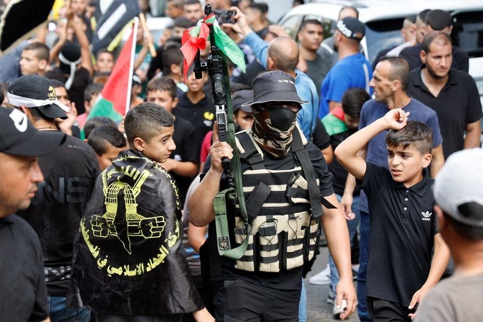 Các tay súng tham dự đám tang của một người Palestine thiệt mạng trong một cuộc đột kích của Israel, ở Al-Yamoun gần Jenin, Bờ Tây do Israel chiếm đóng, ngày 22/9. (Nguồn: Reuters)