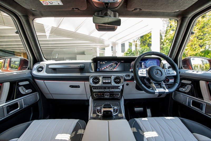 Nội thất Mercedes-AMG G63 Singapore Edition sở hữu nhiều tùy chọn Manufaktur hàng thửa với nhiều vật liệu cao cấp. Nội thất Mercedes-AMG G63 Singapore Edition sở hữu nhiều tùy chọn Manufaktur hàng thửa với nhiều vật liệu cao cấp.