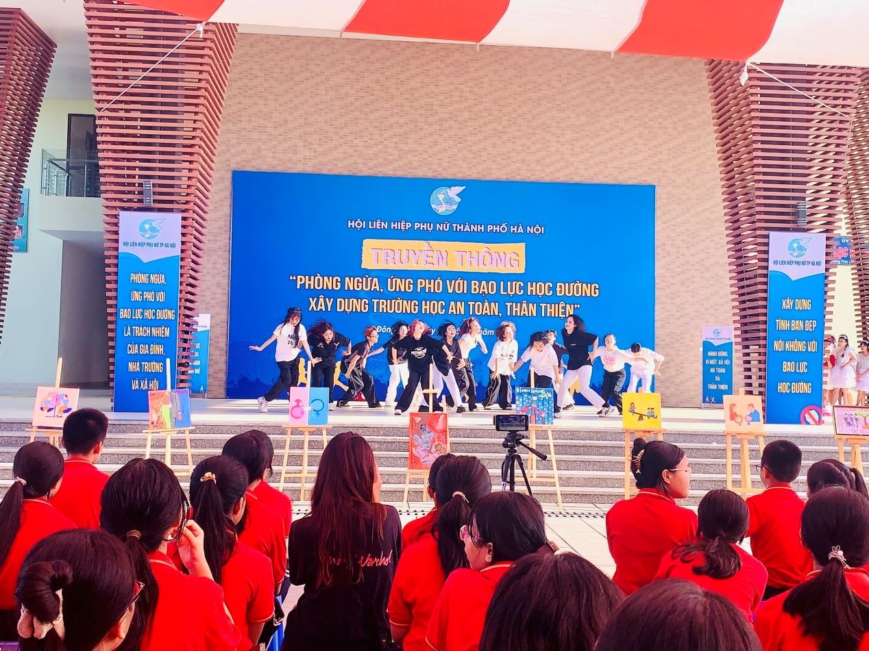 Chương trình truyền thông “Phòng ngừa, ứng phó với bạo lực học đường - Xây dựng trường học an toàn, thân thiện” tại huyện Đông Anh (Hà Nội) ngày 3/9. (Nguồn: TTXVN) Chương trình truyền thông “Phòng ngừa, ứng phó với bạo lực học đường - Xây dựng trường học an toàn, thân thiện” tại huyện Đông Anh (Hà Nội) ngày 3/9. (Nguồn: TTXVN)