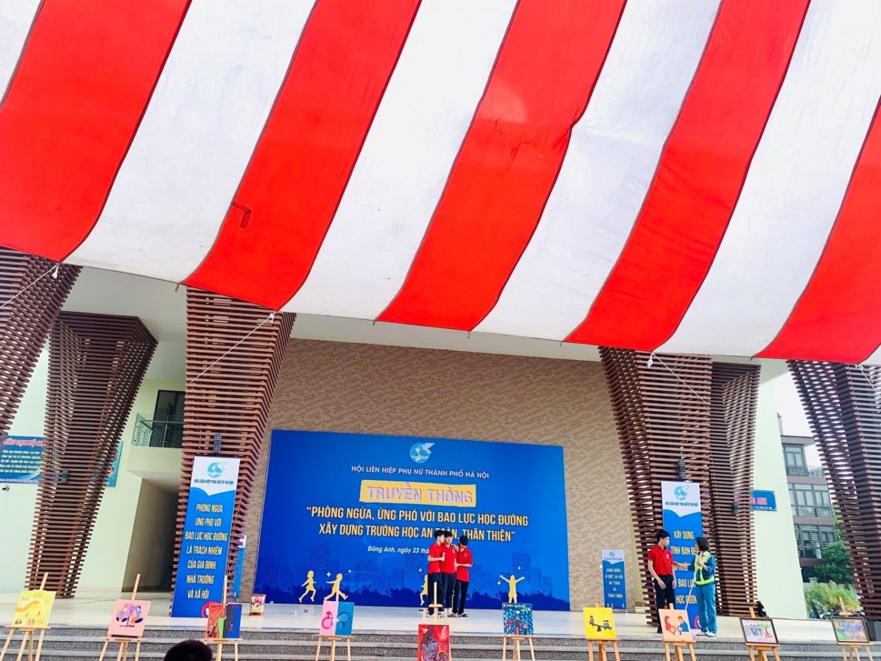 Biểu diễn tiểu phẩm tuyên truyền bằng hình thức sân khấu hóa. (Nguồn: TTXVN) Biểu diễn tiểu phẩm tuyên truyền bằng hình thức sân khấu hóa. (Nguồn: TTXVN)