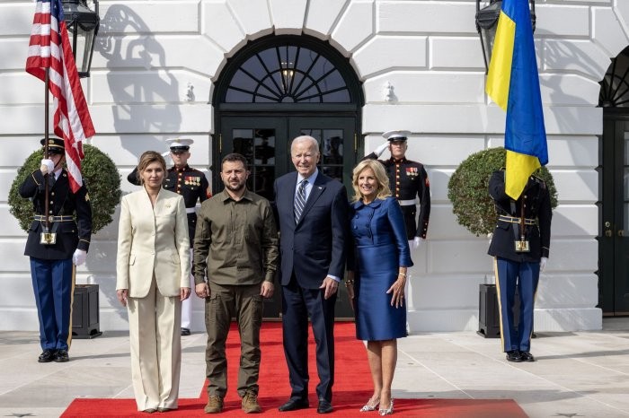 Từ trái sang phải, Đệ nhất phu nhân Ukraine Olena Zelenska, Tổng thống Ukraine Zelensky, Tổng thống Mỹ Joe Biden và Đệ nhất phu nhân Jill Biden chụp ảnh chung tại Nhà Trắng, ngày 21/9. (Ảnh: Tasos Katopodis/UPI) Từ trái sang phải, Đệ nhất phu nhân Ukraine Olena Zelenska, Tổng thống Ukraine Zelensky, Tổng thống Mỹ Joe Biden và Đệ nhất phu nhân Jill Biden chụp ảnh chung tại Nhà Trắng, ngày 21/9. (Ảnh: Tasos Katopodis/UPI)