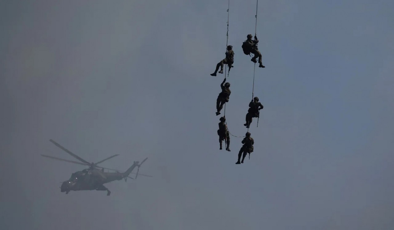 Ảnh ấn tượng (18 24/9): Nga tăng mạnh sản lượng vũ khí, Tướng Ukraine tới thực địa giáp Belarus, Nagorno-Karabakh lại ‘nóng’, Mỹ-Iran trao đổi tù nhân