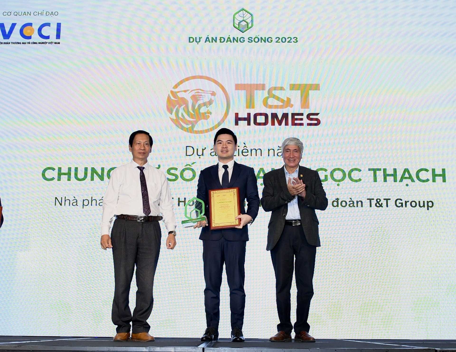 Ông Đỗ Vinh Quang, Chủ tịch HĐQT kiêm Tổng Giám đốc T&T Homes (giữa) nhận Giải thưởng “Dự án đáng sống năm 2023” Ông Đỗ Vinh Quang, Chủ tịch HĐQT kiêm Tổng Giám đốc T&T Homes (giữa) nhận Giải thưởng “Dự án đáng sống năm 2023”