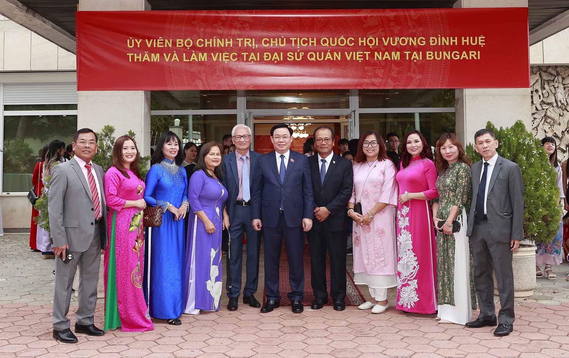 Chủ tịch Quốc hội Vương Đình Huệ với đại biểu. (Nguồn: TTXVN)