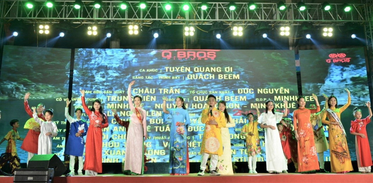 Á hậu Lê Thị Khánh Vân tham gia trình diễn tại Lễ hội Áo dài Thành Tuyên 2023