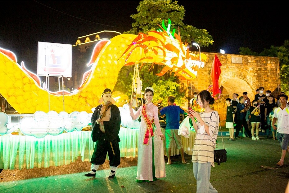 Á hậu Lê Thị Khánh Vân tham gia trình diễn tại Lễ hội Áo dài Thành Tuyên 2023