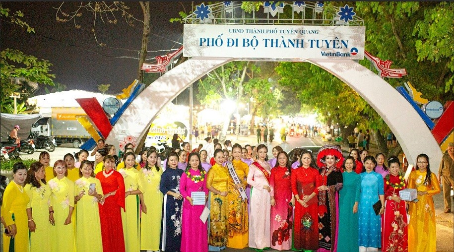 Á hậu Lê Thị Khánh Vân tham gia trình diễn tại Lễ hội Áo dài Thành Tuyên 2023