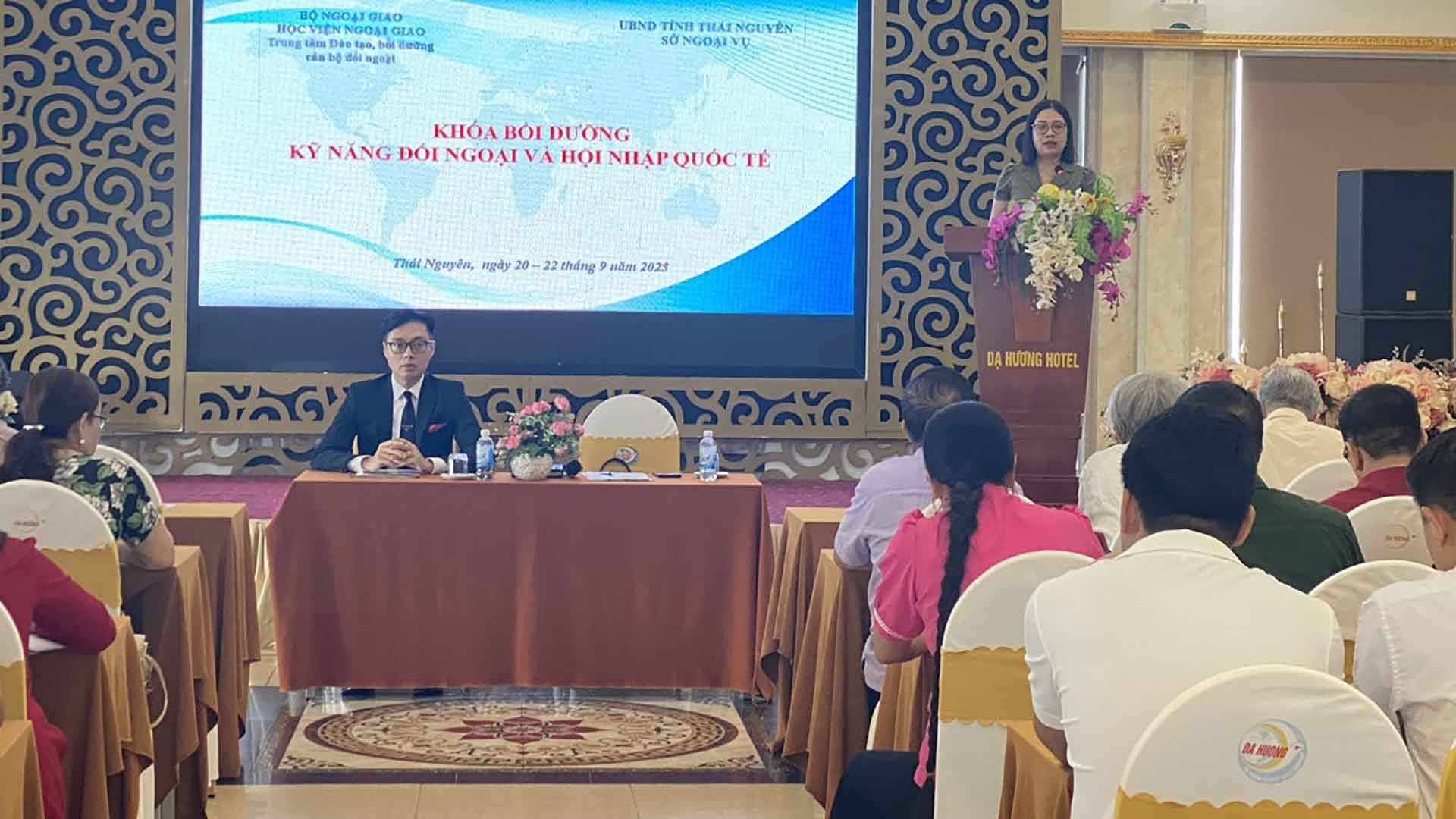 Phó Giám đốc Sở Ngoại vụ tỉnh Thái Nguyên phát biểu khai giảng.