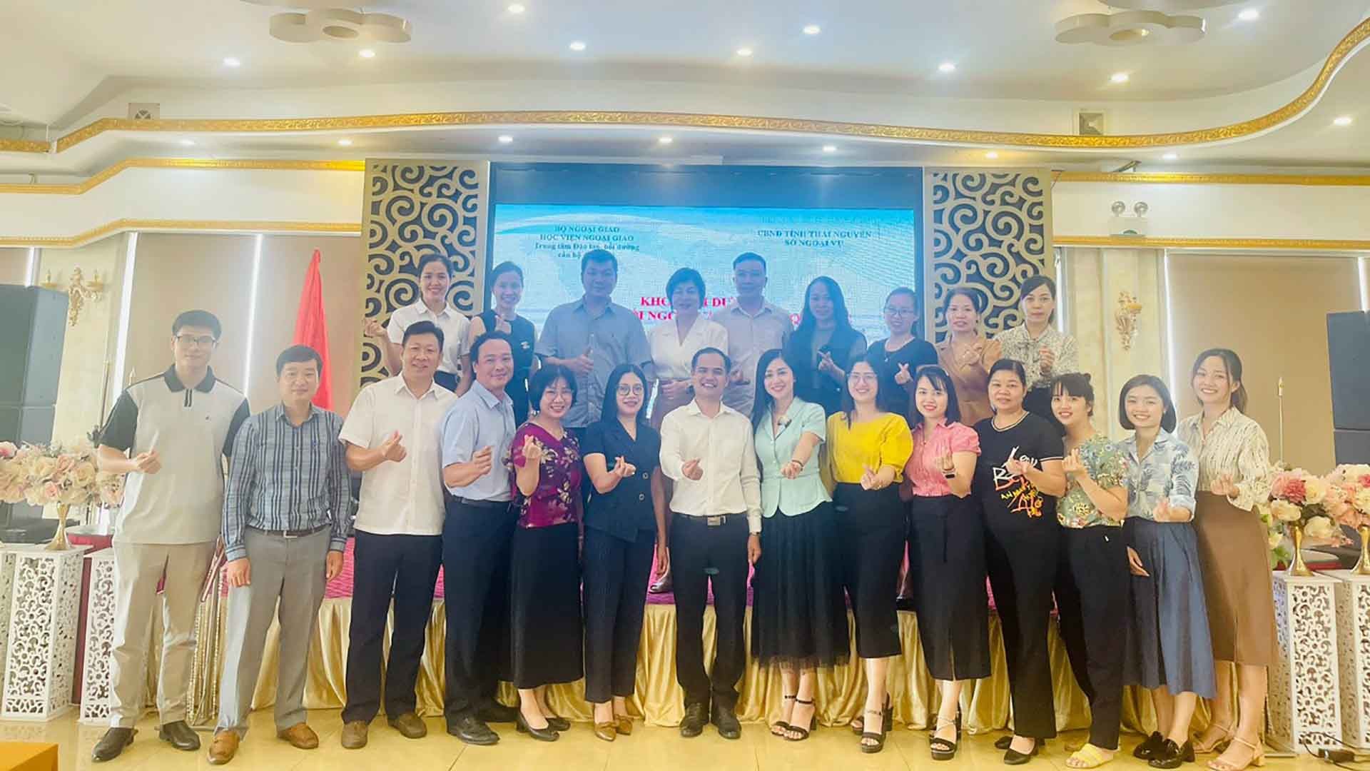 Tập thể lớp chụp ảnh lưu niệm.