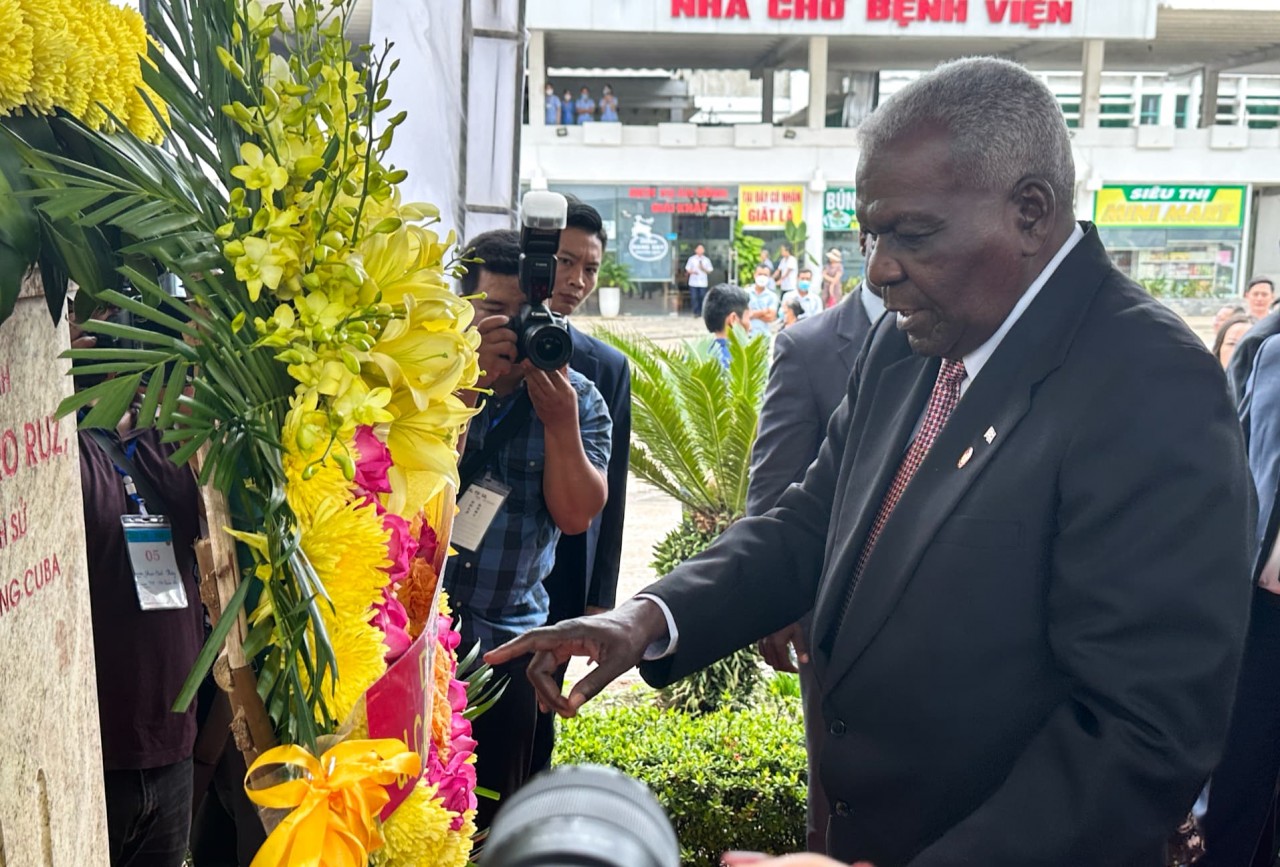 Chủ tịch Quốc hội Cuba dâng hoa Tượng đài Fidel, thăm Bệnh viện Hữu nghị Việt Nam-Cuba