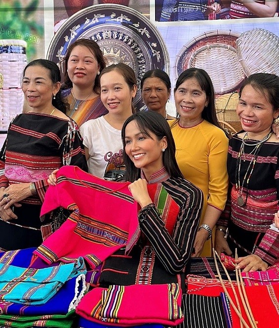 Hoa hậu H'Hen Niê dự sự kiện tại tỉnh Bình Định. (Nguồn: FBCN)