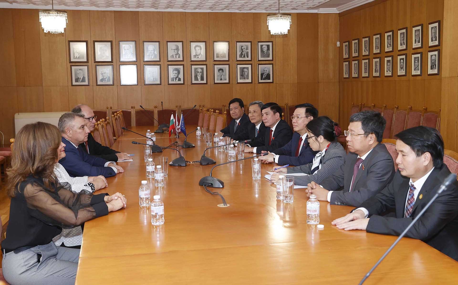 Lãnh đạo Đại học Kinh tế quốc tế và quốc gia Sofia đón Chủ tịch Quốc hội Vương Đình Huệ. (Nguồn: TTXVN) Lãnh đạo Đại học Kinh tế quốc tế và quốc gia Sofia đón Chủ tịch Quốc hội Vương Đình Huệ. (Nguồn: TTXVN)