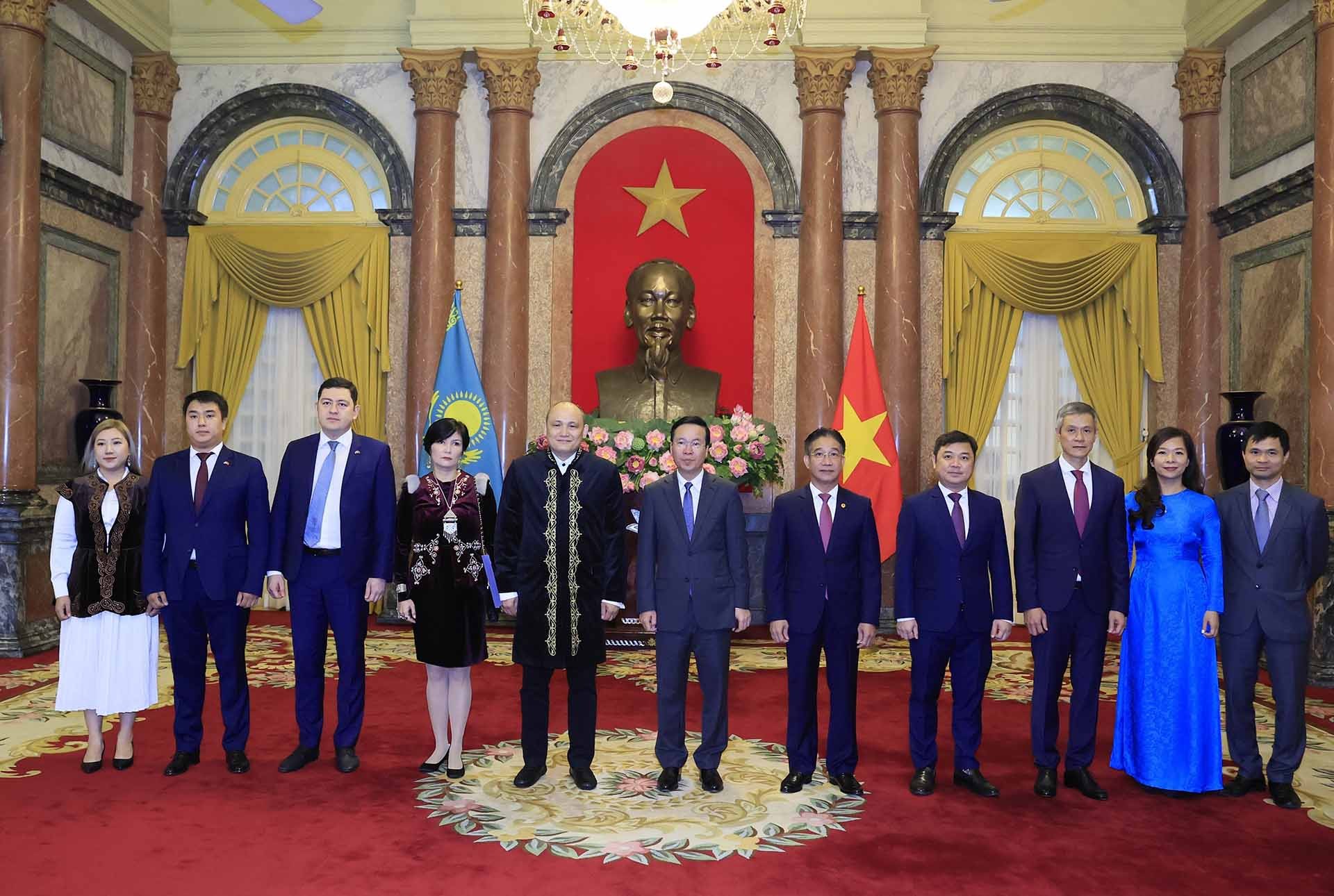 Chủ tịch nước Võ Văn Thưởng tiếp các Đại sứ Bulgaria, Liên minh châu Âu, Pháp và Kazakhstan trình Quốc thư Chủ tịch nước Võ Văn Thưởng tiếp các Đại sứ Bulgaria, Liên minh châu Âu, Pháp và Kazakhstan trình Quốc thư