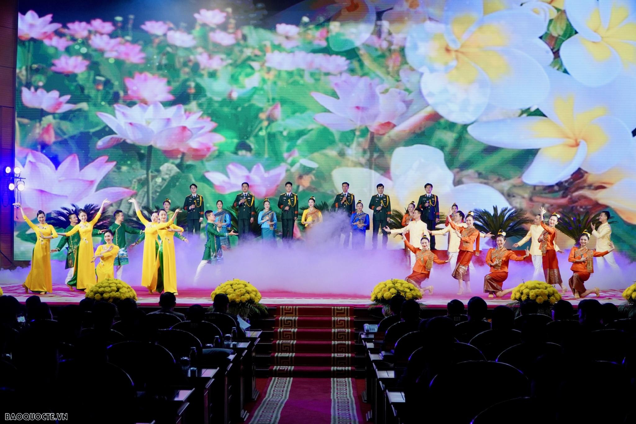 Nhà nước và Bộ Quốc phòng Lào trao thưởng 36 huân chương và 32 bằng khen tặng các tập thể, cá nhân Quân đội nhân dân Việt Nam Nhà nước và Bộ Quốc phòng Lào trao thưởng 36 huân chương và 32 bằng khen tặng các tập thể, cá nhân Quân đội nhân dân Việt Nam