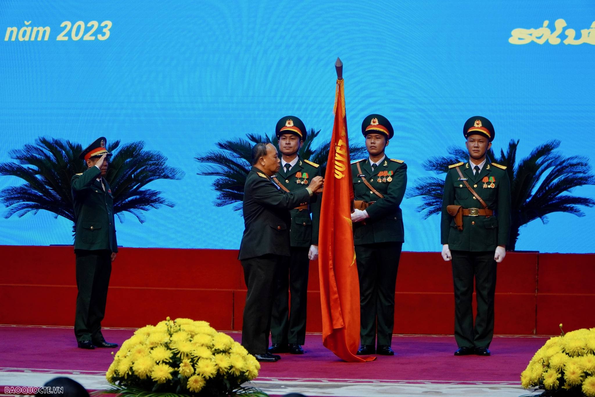 Nhà nước và Bộ Quốc phòng Lào trao thưởng 36 huân chương và 32 bằng khen tặng các tập thể, cá nhân Quân đội nhân dân Việt Nam Nhà nước và Bộ Quốc phòng Lào trao thưởng 36 huân chương và 32 bằng khen tặng các tập thể, cá nhân Quân đội nhân dân Việt Nam