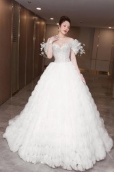 Sao Việt: Diễn viên Lý Nhã Kỳ kiêu kỳ với váy cô dâu, Hoa hậu Lê Hoàng Phương khoe vóc dáng quyến rũ