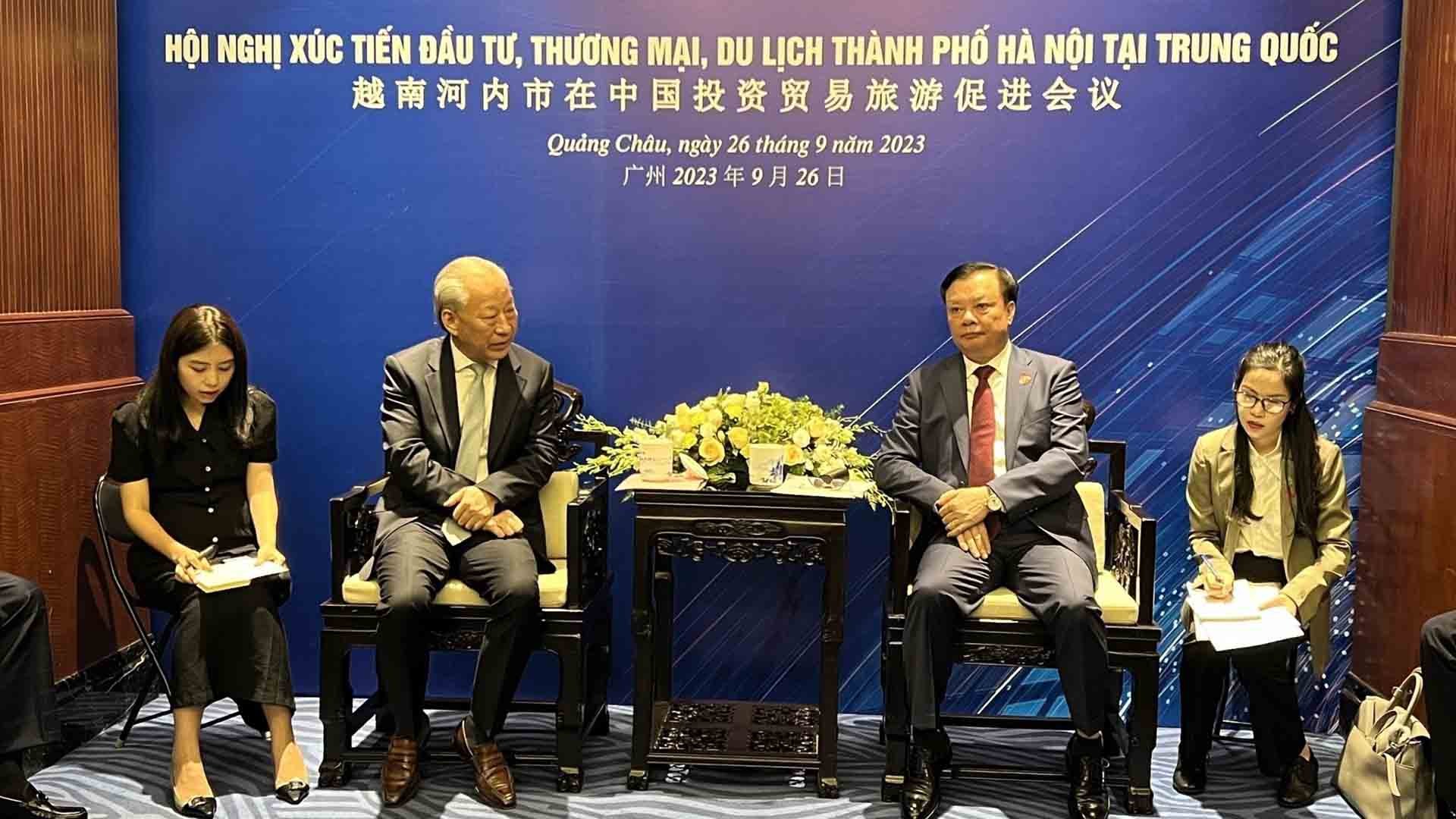 Bí thư Thành ủy Đinh Tiến Dũng tiếp ông Nghiêm Giới Hòa, Chủ tịch - nhà sáng lập Tập đoàn Xây dựng Thái Bình Dương, Trung Quốc. (Nguồn: TTXVN) Bí thư Thành ủy Đinh Tiến Dũng tiếp ông Nghiêm Giới Hòa, Chủ tịch - nhà sáng lập Tập đoàn Xây dựng Thái Bình Dương, Trung Quốc. (Nguồn: TTXVN)