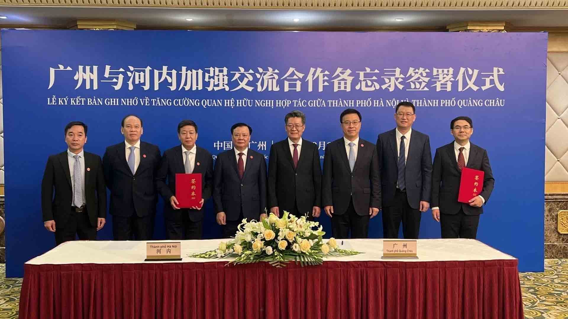 Lễ ký kết Bản ghi nhớ hợp tác giữa UBND thành phố Hà Nội và Chính quyền thành phố Quảng Châu (tỉnh Quảng Đông). (Nguồn: TTXVN) Lễ ký kết Bản ghi nhớ hợp tác giữa UBND thành phố Hà Nội và Chính quyền thành phố Quảng Châu (tỉnh Quảng Đông). (Nguồn: TTXVN)