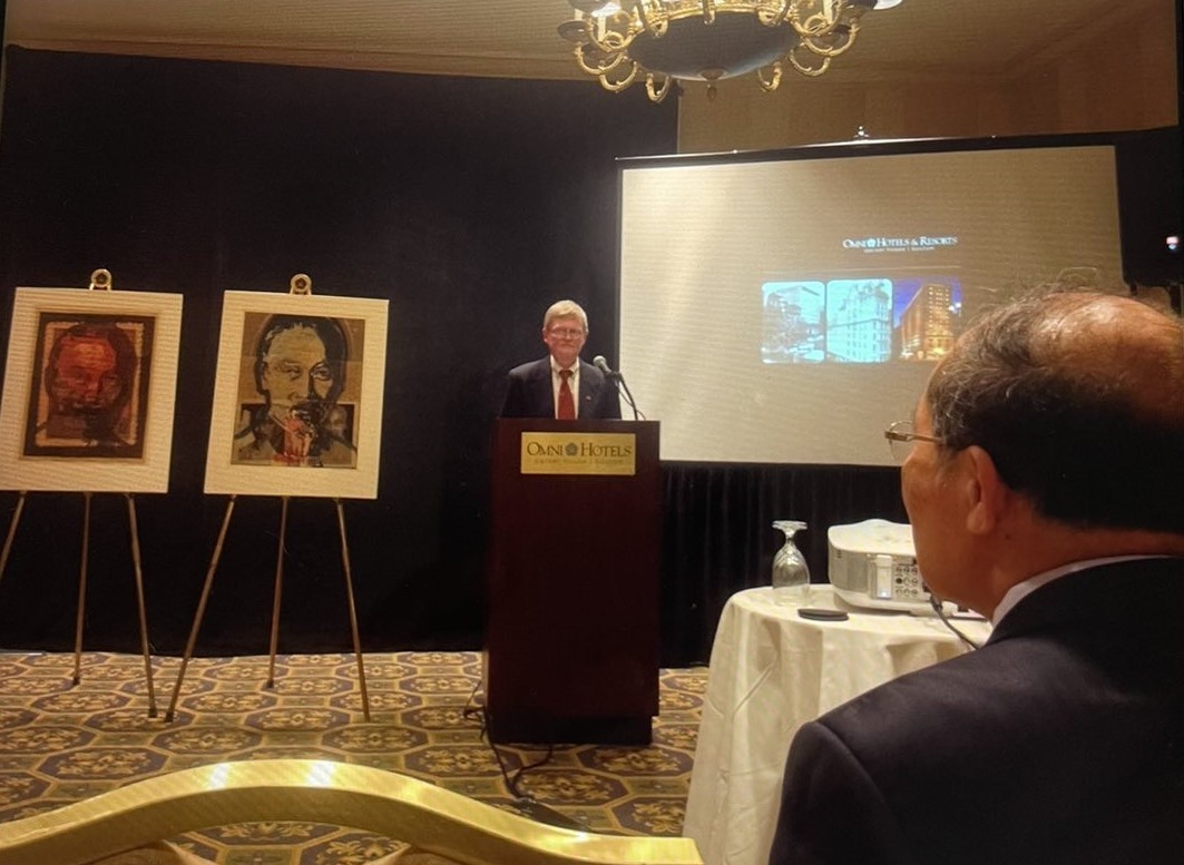 (09.26) Ông David Thomas giới thiệu các bức vẽ về Bác Hồ cho Chủ tịch Quốc hội Nguyễn Sinh Hùng và đoàn ngày 5/9/2015. (Ảnh: NVCC) (09.26) Ông David Thomas giới thiệu các bức vẽ về Bác Hồ cho Chủ tịch Quốc hội Nguyễn Sinh Hùng và đoàn ngày 5/9/2015. (Ảnh: NVCC)