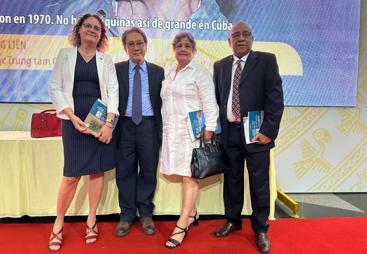 Bộ Ngoại giao trao tặng ấn phẩm đặc biệt kỷ niệm 50 năm Lãnh tụ Fidel thăm Việt Nam cho đồng chí Trương Thị Mai và Chủ tịch Quốc hội Cuba Bộ Ngoại giao trao tặng ấn phẩm đặc biệt kỷ niệm 50 năm Lãnh tụ Fidel thăm Việt Nam cho đồng chí Trương Thị Mai và Chủ tịch Quốc hội Cuba