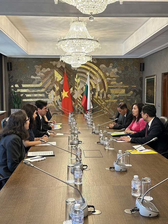 Thứ trưởng Ngoại giao Lê Thị Thu Hằng gặp, làm việc với Thứ trưởng Ngoại giao Bulgaria Tihomir Stoytchev Thứ trưởng Ngoại giao Lê Thị Thu Hằng gặp, làm việc với Thứ trưởng Ngoại giao Bulgaria Tihomir Stoytchev