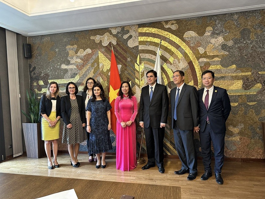 Thứ trưởng Ngoại giao Lê Thị Thu Hằng gặp, làm việc với Thứ trưởng Ngoại giao Bulgaria Tihomir Stoytchev Thứ trưởng Ngoại giao Lê Thị Thu Hằng gặp, làm việc với Thứ trưởng Ngoại giao Bulgaria Tihomir Stoytchev