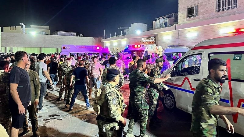 Lực lượng chức năng tại hiện trường vụ hỏa hoạn. (Nguồn: RTE) Lực lượng chức năng tại hiện trường vụ hỏa hoạn. (Nguồn: RTE)