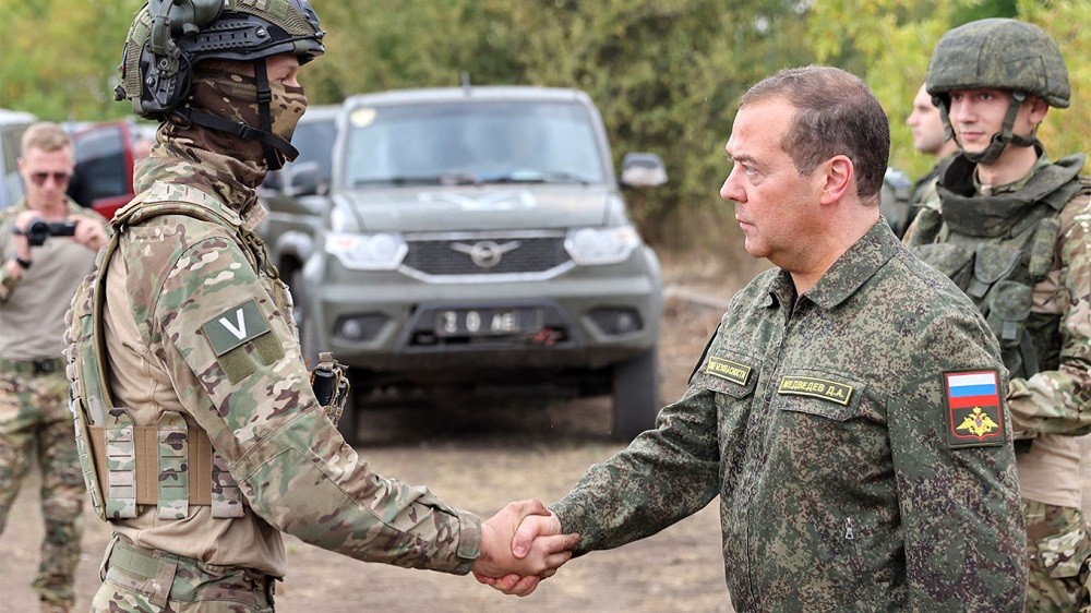 (09.27) Phó Chủ tịch Hội đồng An ninh Nga Dmitry Medvedev (phải) thăm Donetsk. (Nguồn: TASS) (09.27) Phó Chủ tịch Hội đồng An ninh Nga Dmitry Medvedev (phải) thăm Donetsk. (Nguồn: TASS)