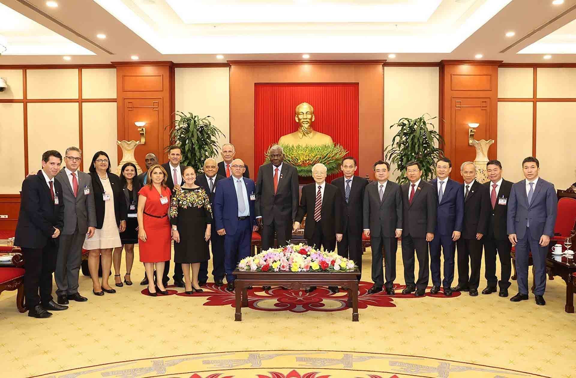 Tổng Bí thư Nguyễn Phú Trọng và Chủ tịch Quốc hội Cuba Esteban Lazo Hernandez cùng các đại biểu. Ảnh: (Nguồn: TTXVN) Tổng Bí thư Nguyễn Phú Trọng và Chủ tịch Quốc hội Cuba Esteban Lazo Hernandez cùng các đại biểu. Ảnh: (Nguồn: TTXVN)