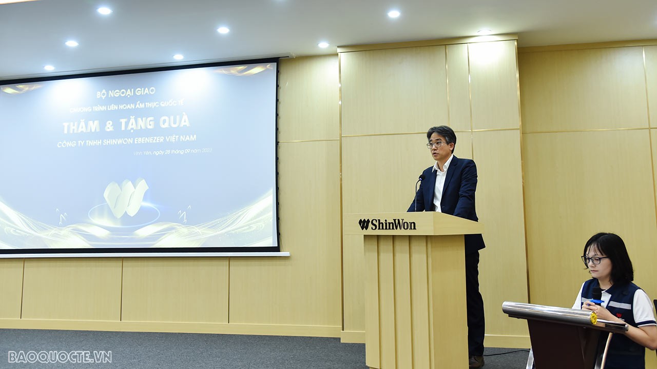 Đoàn Bộ Ngoại giao và Ngoại giao đoàn thăm, tặng quà công nhân nghèo tỉnh Vĩnh Phúc