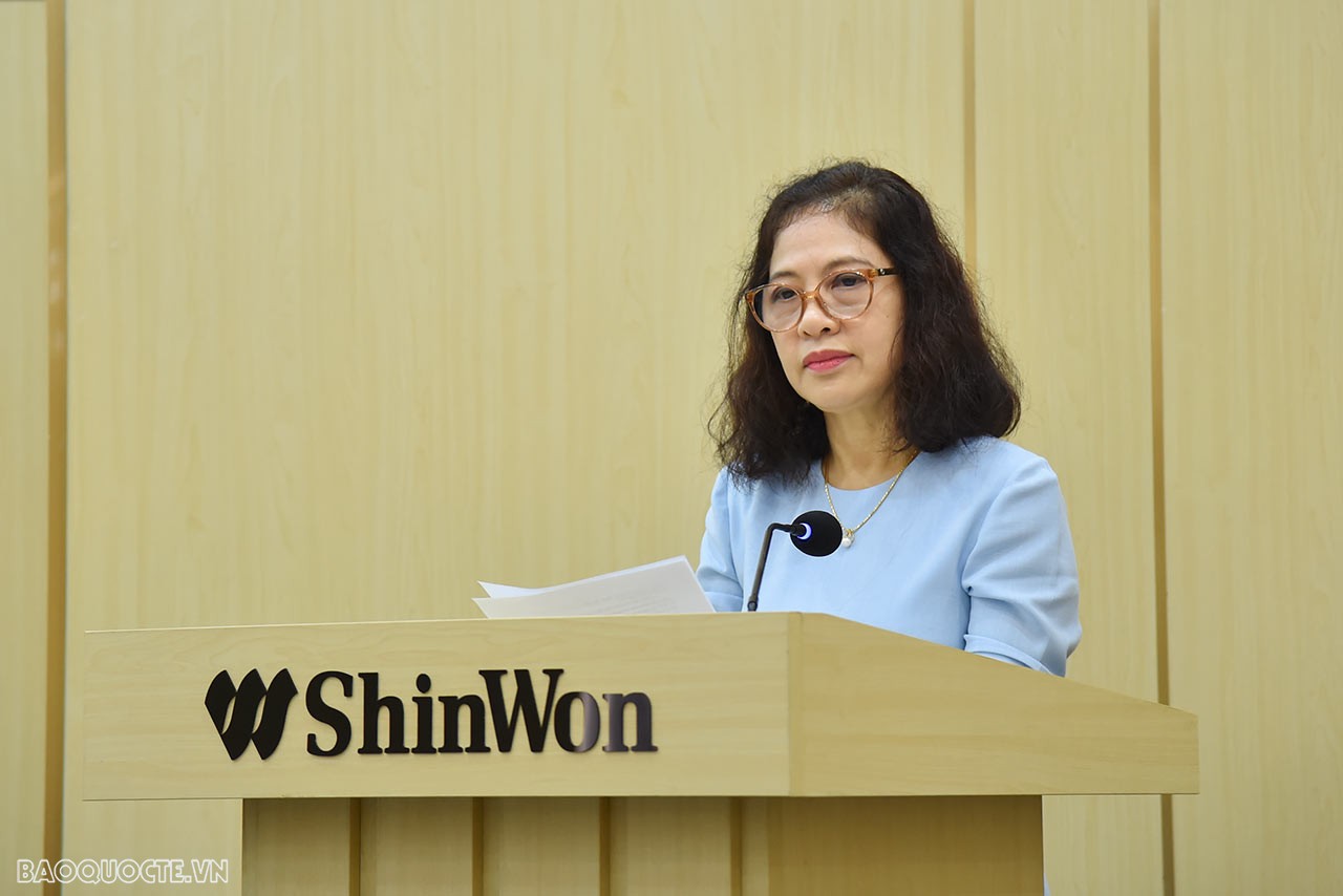 Đoàn Bộ Ngoại giao và Ngoại giao đoàn thăm, tặng quà công nhân nghèo tỉnh Vĩnh Phúc