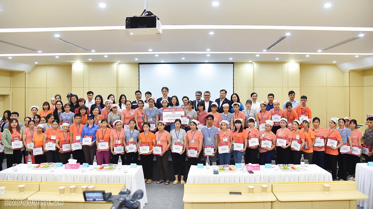 Đoàn Bộ Ngoại giao và Ngoại giao đoàn thăm, tặng quà công nhân nghèo tỉnh Vĩnh Phúc