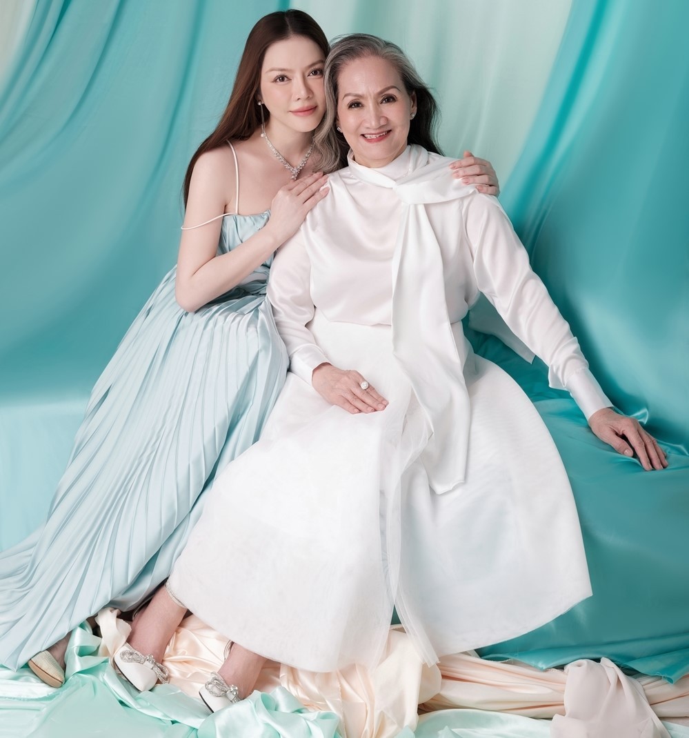 Diễn viên Lý Nhã Kỳ đăng bộ ảnh mới bên gia đình dịp Trung thu Diễn viên Lý Nhã Kỳ đăng bộ ảnh mới bên gia đình dịp Trung thu