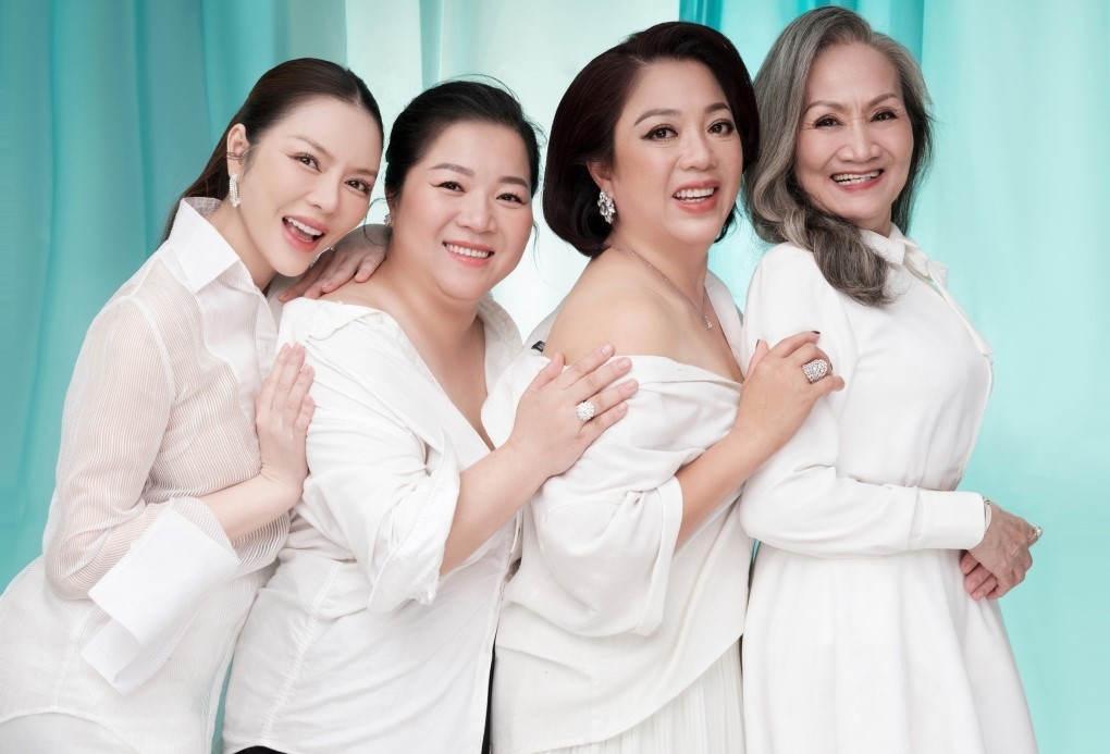 Diễn viên Lý Nhã Kỳ đăng bộ ảnh mới bên gia đình dịp Trung thu Diễn viên Lý Nhã Kỳ đăng bộ ảnh mới bên gia đình dịp Trung thu