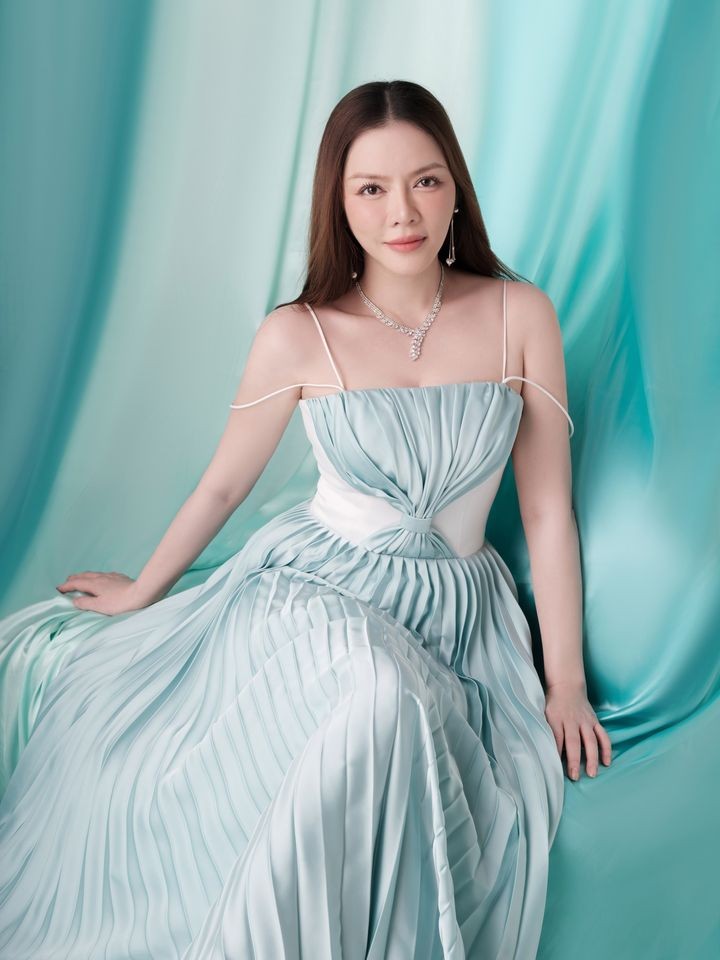 Diễn viên Lý Nhã Kỳ đăng bộ ảnh mới bên gia đình dịp Trung thu Diễn viên Lý Nhã Kỳ đăng bộ ảnh mới bên gia đình dịp Trung thu