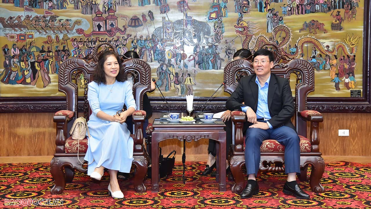 Chủ tịch UBND tỉnh Vĩnh Phúc tiếp xã giao Đoàn Ngoại giao đến thăm và trao quà từ thiện