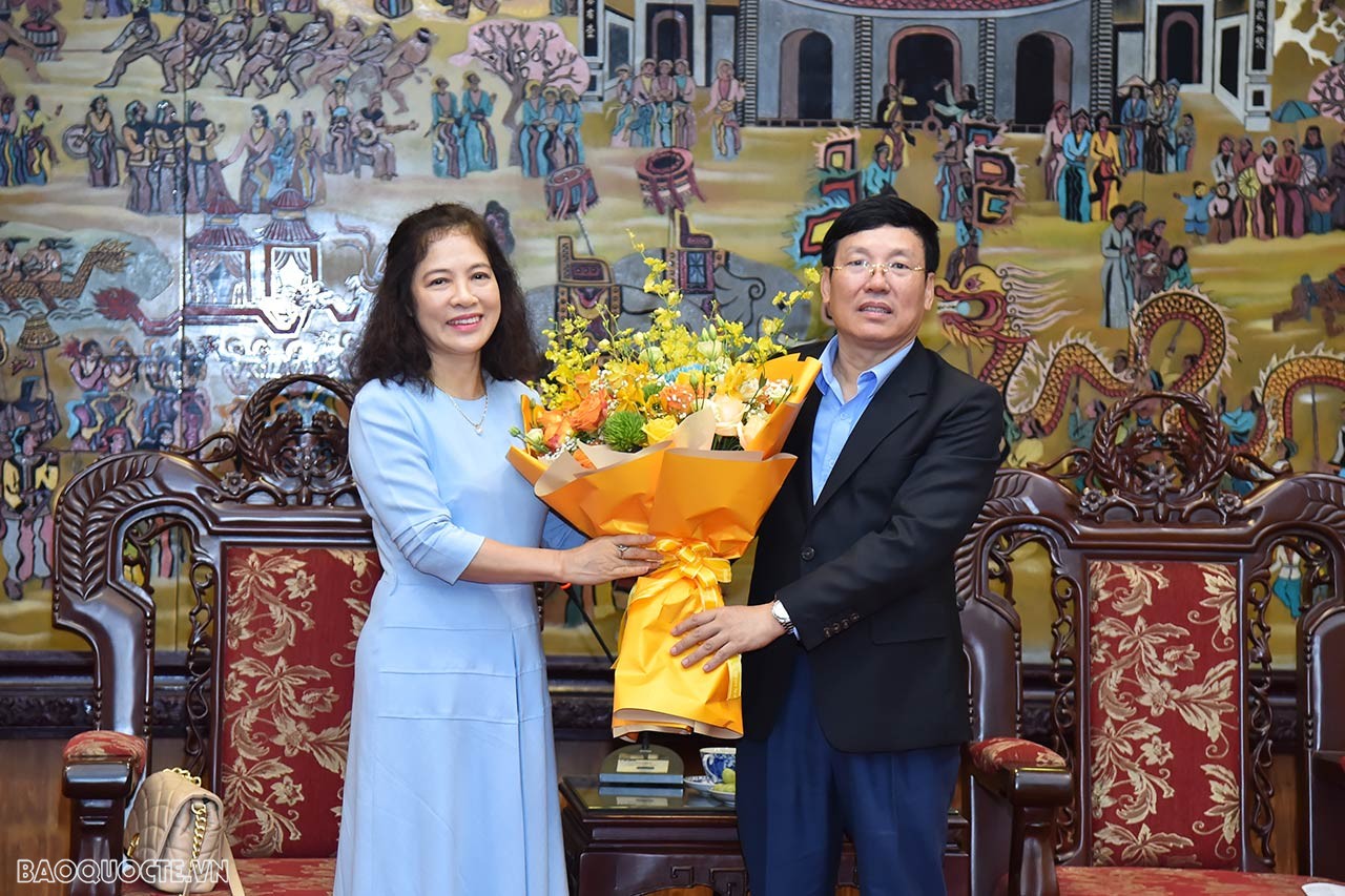 Chủ tịch UBND tỉnh Vĩnh Phúc tiếp xã giao Đoàn Ngoại giao đến thăm và trao quà từ thiện