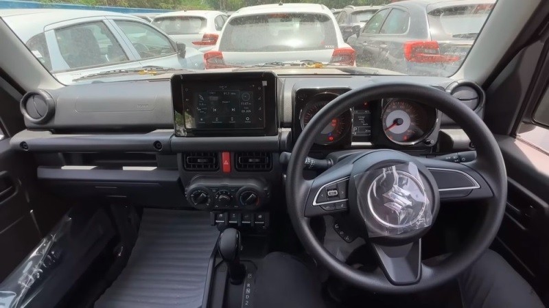 Nội thất Suzuki Jimny bản 5 cửa.