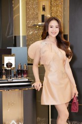 Sao Việt: Bạn gái Đoàn Văn Hậu - Doãn Hải My đẹp dịu dàng, diễn viên Hồng Diễm tươi xinh