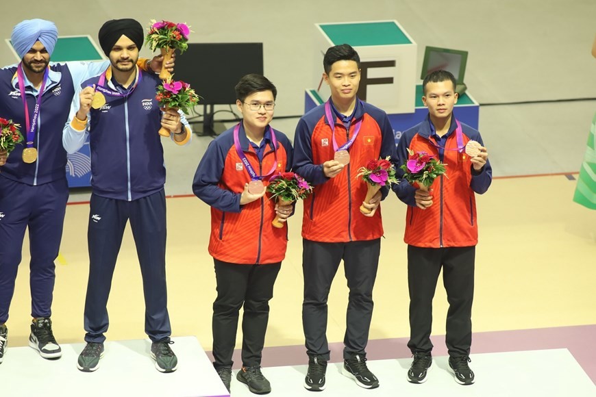 ASIAD 19: Hình ảnh VĐV Phạm Quang Huy thi đấu và nhận Huy chương vàng, Huy chương đồng môn bắn súng ASIAD 19: Hình ảnh VĐV Phạm Quang Huy thi đấu và nhận Huy chương vàng, Huy chương đồng môn bắn súng