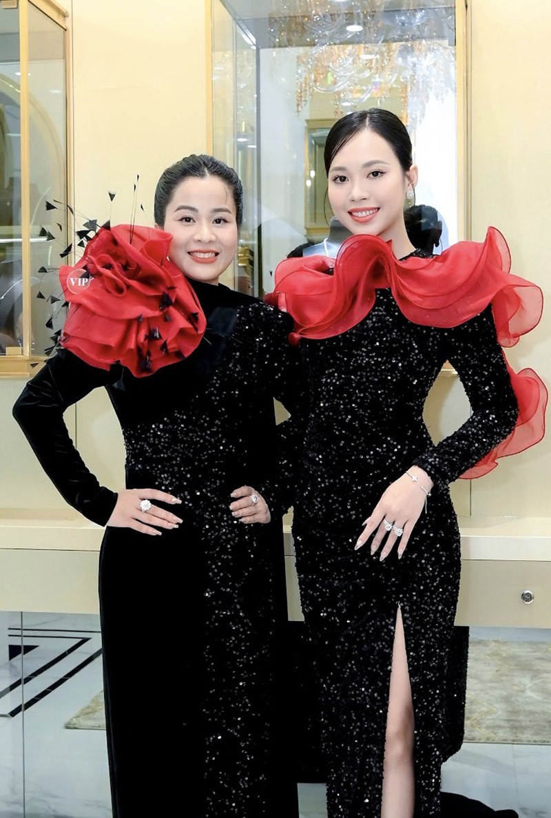 Á Hậu 1 Hoa Hậu Việt Nam 2022 Trịnh Thuỳ Linh chúc mừng NTK Ngô Diễm Hương