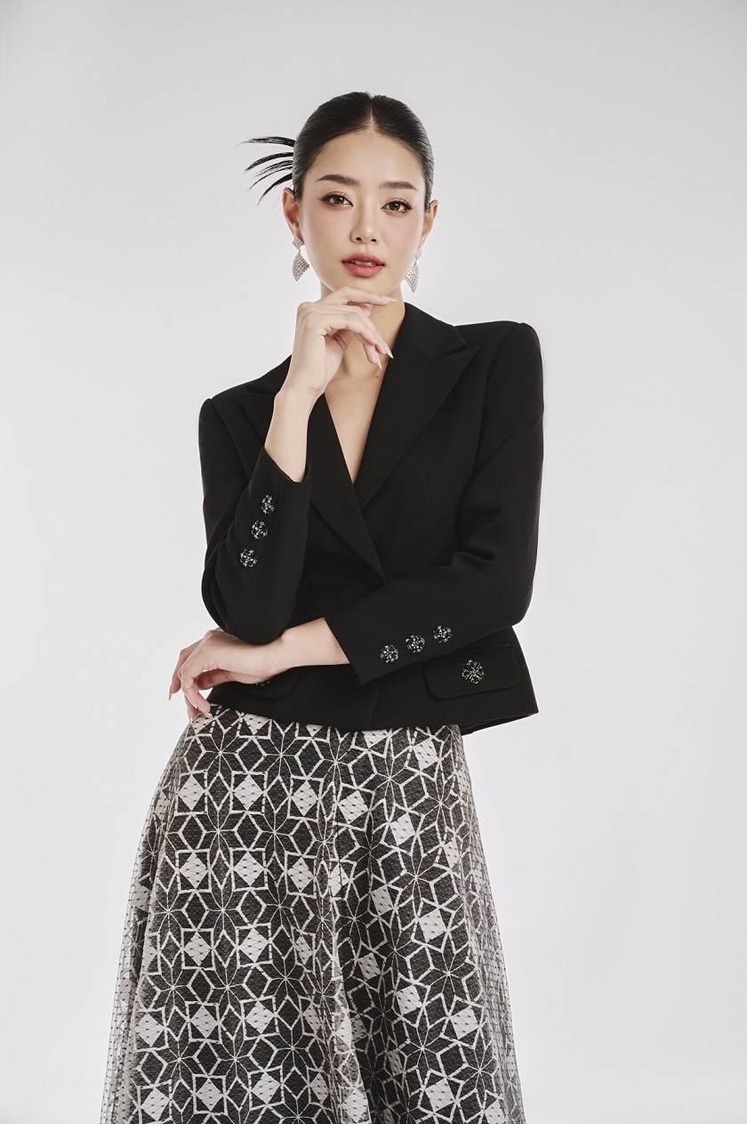 Chứng kiến hành trình của Á hậu Bùi Khánh Linh khi tham gia các cuộc thi sắc đẹp với tinh thần mạnh mẽ, luôn tiến về phía trước, NTK Lê Ngọc Lâm thấy hình ảnh của cô rất phù hợp bộ sưu tập mới. Khi làm việc cùng mỹ nhân sinh năm 2002, nhà thiết kế thấy ở cô sự năng động, có thể truyền cảm hứng đến các bạn trẻ gien Z để khai phá những điều tiềm ẩn trong chính mình.