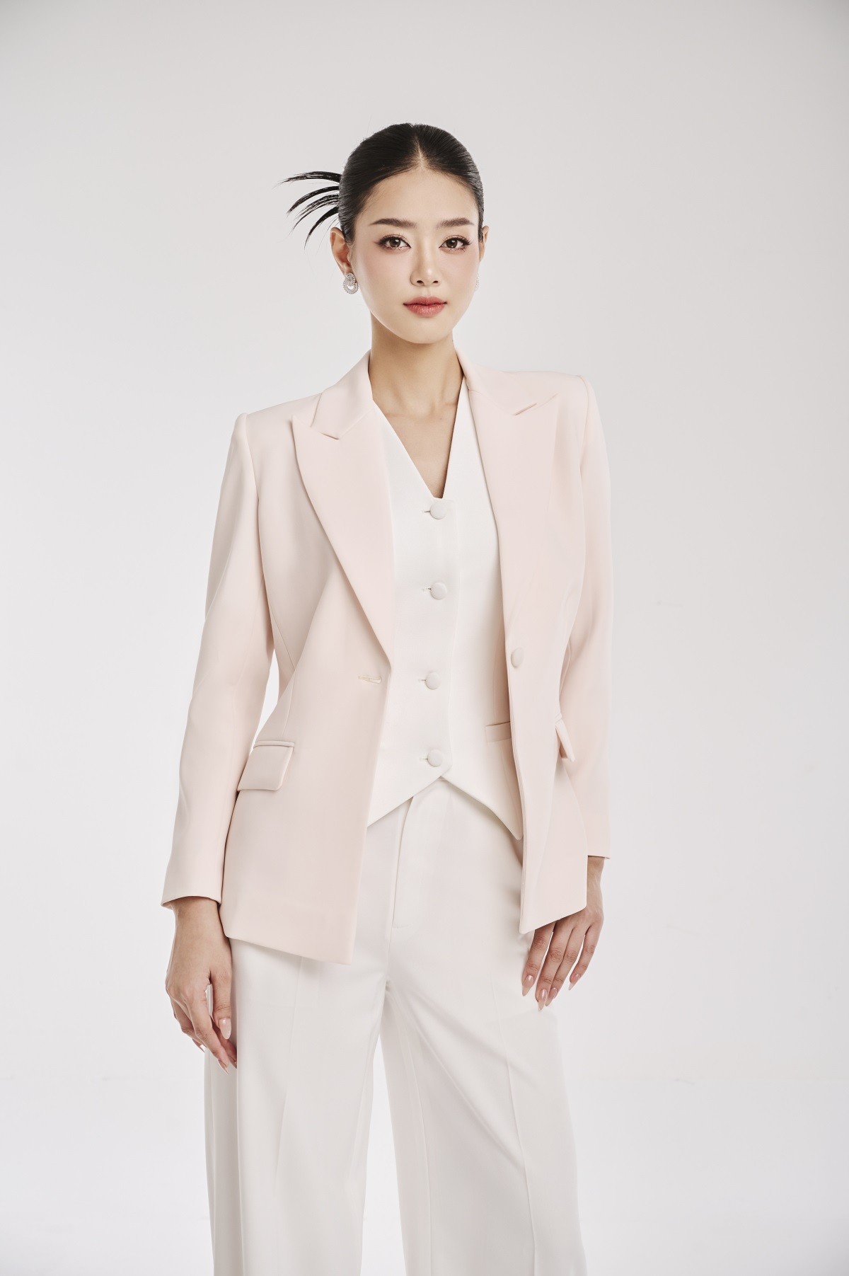 Á hậu Bùi Khánh Linh