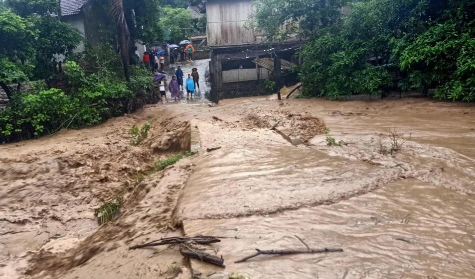 Nghệ An: Sơ tán dân ở khu vực nguy hiểm; nghiêm cấm đánh bắt cá và vớt củi trên sông, suối
