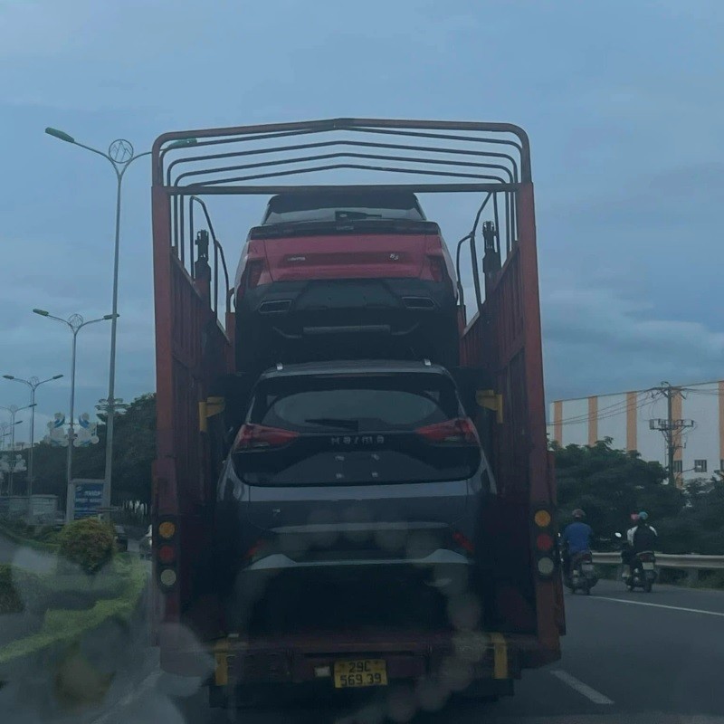 Haima 8S (trên) và 7X (dưới) bị bắt gặp trên đường phố Việt Nam được nhập khẩu và phân phối bởi công ty CarVivu.