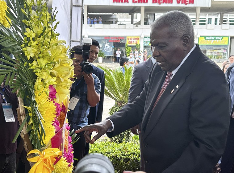Chủ tịch Quốc hội Cuba Esteban Lazo Hernandez dâng hoa tại Tượng đài Fidel Castro trong khuôn viên Bệnh viện Hữu nghị Việt Nam-Cuba, tại thành phố Đồng Hới, Quảng Bình, chiều 26/9.