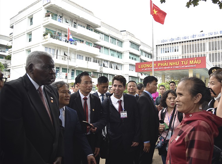 Chủ tịch Quốc hội Cuba Esteban Lazo Hernandez thăm Bệnh viện Hữu nghị Việt Nam-Cuba và thăm hỏi bệnh nhân đang chữa trị tại Bệnh viện.