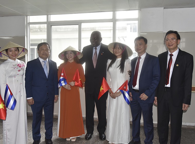 Chủ tịch Quốc hội Cuba Esteban Lazo Hernandez và đại diện lãnh đạo bệnh viện chụp ảnh lưu niệm tại Bệnh viện Hữu nghị Việt Nam-Cuba.